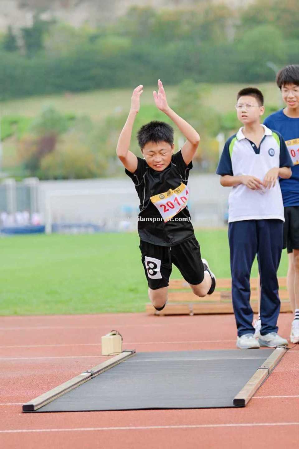 小轮车比赛激情澎湃，选手们风驰电掣